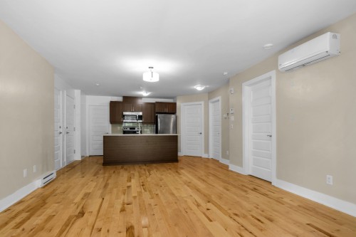Vue d'ensemble - 002-10300 Boul. St-Laurent, Montréal (Ahuntsic-Cartierville), QC - Indoor Photo Showing Kitchen