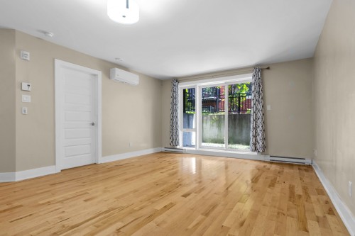 Salon - 002-10300 Boul. St-Laurent, Montréal (Ahuntsic-Cartierville), QC - Indoor Photo Showing Other Room