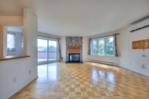 Salon - 201-2050 Rue De Magenta, Laval (Vimont), QC - Indoor Photo Showing Living Room With Fireplace