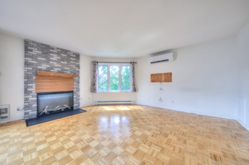 Salon - 201-2050 Rue De Magenta, Laval (Vimont), QC - Indoor Photo Showing Living Room With Fireplace