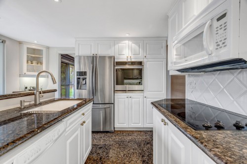 Kitchen - 19 Rue Gingerwood, Kirkland, QC - Indoor Photo Showing Kitchen With Upgraded Kitchen
