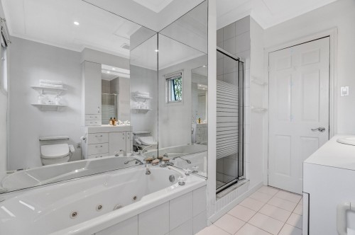 Bathroom - 19 Rue Gingerwood, Kirkland, QC - Indoor Photo Showing Bathroom