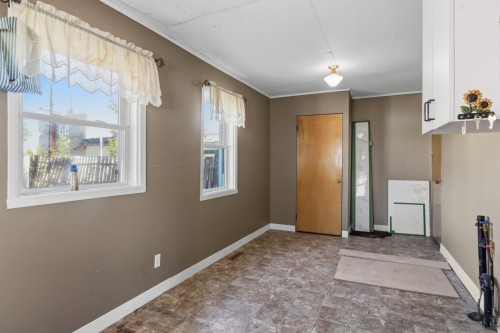 Salle de lavage - 256  - 258 Rue Champlain, Salaberry-De-Valleyfield, QC - Indoor Photo Showing Other Room