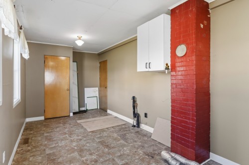 Salle de lavage - 256  - 258 Rue Champlain, Salaberry-De-Valleyfield, QC - Indoor Photo Showing Other Room