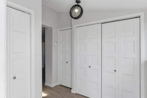 Hall d'entrée/Vestibule - 256  - 258 Rue Champlain, Salaberry-De-Valleyfield, QC - Indoor Photo Showing Other Room