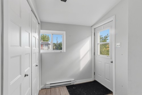 Hall d'entrée/Vestibule - 256  - 258 Rue Champlain, Salaberry-De-Valleyfield, QC - Indoor Photo Showing Other Room