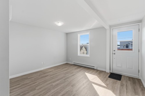 Salon - 256  - 258 Rue Champlain, Salaberry-De-Valleyfield, QC - Indoor Photo Showing Other Room