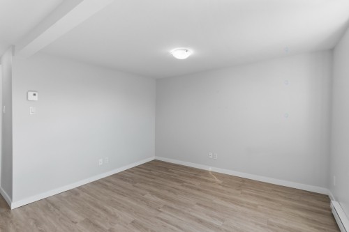 Salon - 256  - 258 Rue Champlain, Salaberry-De-Valleyfield, QC - Indoor Photo Showing Other Room