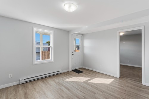 Salon - 256  - 258 Rue Champlain, Salaberry-De-Valleyfield, QC - Indoor Photo Showing Other Room