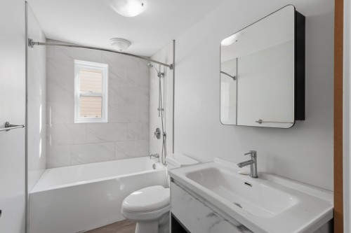 Salle de bains - 256  - 258 Rue Champlain, Salaberry-De-Valleyfield, QC - Indoor Photo Showing Bathroom