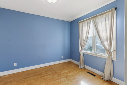 Chambre à coucher principale - 256  - 258 Rue Champlain, Salaberry-De-Valleyfield, QC - Indoor Photo Showing Other Room
