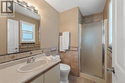 Ensuite. Vanity with integrated sink, chrome faucet, and overhead bar lighting - 4105 Ross Rd, Nanaimo, BC - Indoor Photo Showing Bathroom
