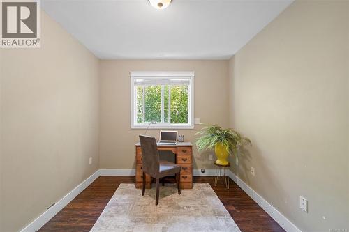 Recessed window with white trim, warm neutral wall paint, wood-finish flooring, and a flush mount ceiling light fixture - 4105 Ross Rd, Nanaimo, BC - Indoor
