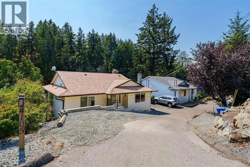 Lots of parking, which is unique to these properties with a pull through driveway, retaining wall, and natural rock landscaping. - 4105 Ross Rd, Nanaimo, BC - Outdoor