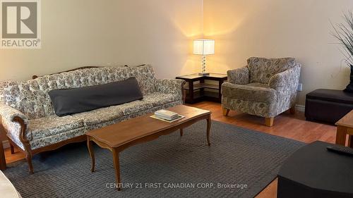 ROOM 1 - 460 CASTLEGROVE BOULEVARD , London North (North M), Ontario N6G 1K8 3