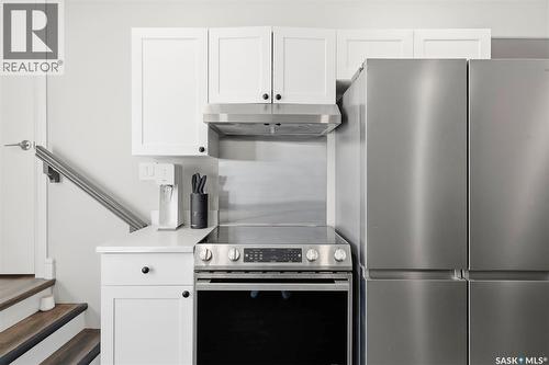 419 Salloum Bay, Saskatoon, SK - Indoor Photo Showing Kitchen