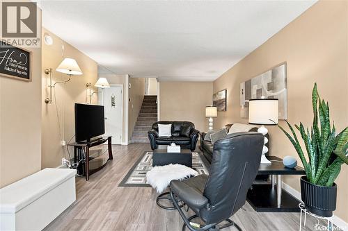 80 Spence Street, Regina, SK - Indoor Photo Showing Living Room