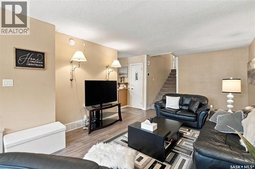 80 Spence Street, Regina, SK - Indoor Photo Showing Living Room