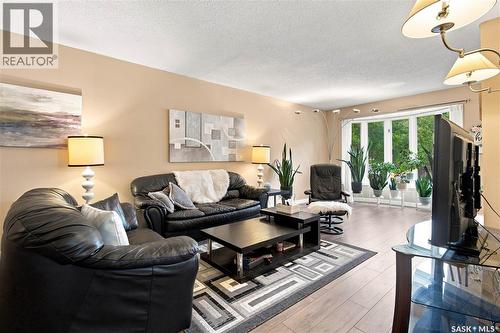 80 Spence Street, Regina, SK - Indoor Photo Showing Living Room