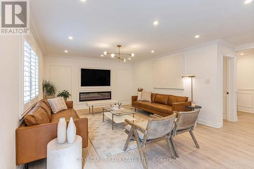 4582 Badminton Drive, Mississauga, ON - Indoor Photo Showing Living Room