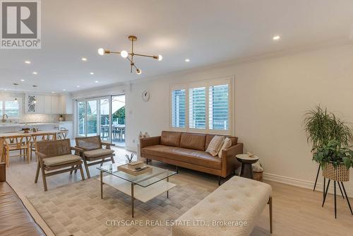 4582 Badminton Drive, Mississauga, ON - Indoor Photo Showing Living Room