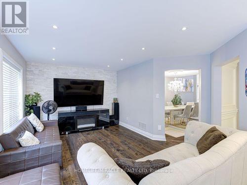 5437 Royal Aberdeen Drive, Mississauga, ON - Indoor Photo Showing Living Room