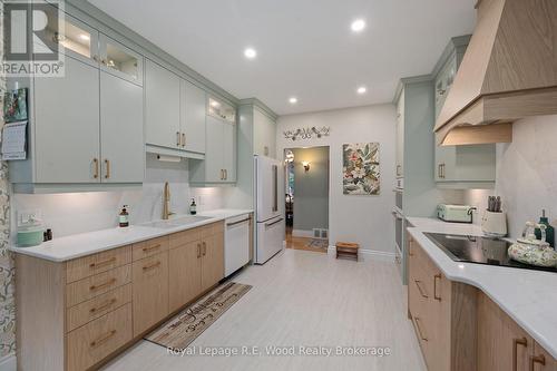 2 Whispering Pine Lane, Tillsonburg, ON - Indoor Photo Showing Kitchen