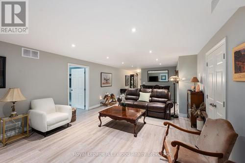 2 Whispering Pine Lane, Tillsonburg, ON - Indoor Photo Showing Living Room