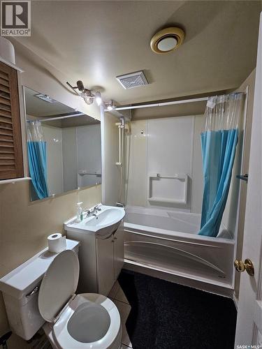 2638 Eastview, Saskatoon, SK - Indoor Photo Showing Bathroom
