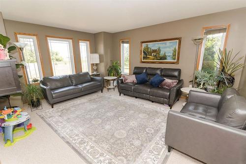 15078 Rd 31N Road, Dufferin, MB - Indoor Photo Showing Living Room