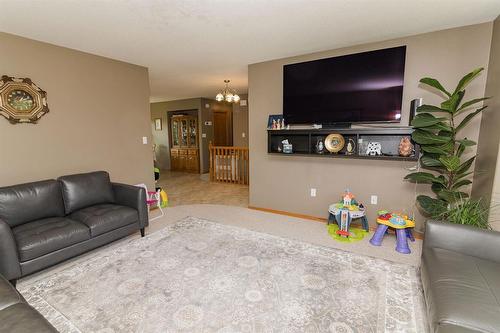 15078 Rd 31N Road, Dufferin, MB - Indoor Photo Showing Living Room