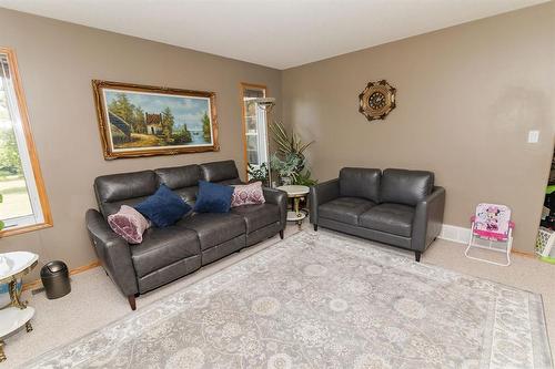 15078 Rd 31N Road, Dufferin, MB - Indoor Photo Showing Living Room