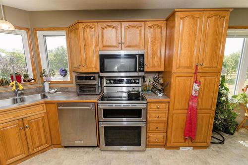 15078 Rd 31N Road, Dufferin, MB - Indoor Photo Showing Kitchen With Double Sink