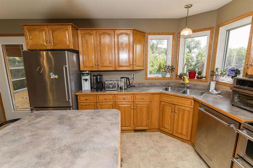 15078 Rd 31N Road, Dufferin, MB - Indoor Photo Showing Kitchen With Double Sink