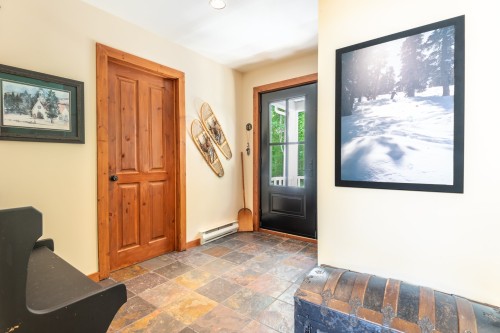 Hall d'entrée/Vestibule - 438 Ch. Louise, Lac-Supérieur, QC - Indoor Photo Showing Other Room