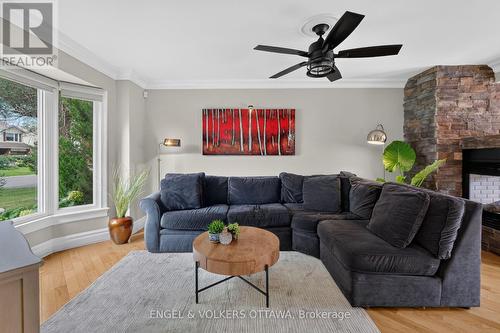 1069 St Germain Crescent, Ottawa, ON - Indoor Photo Showing Living Room