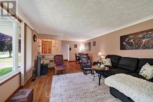 1304 Leonard Avenue, Cornwall, ON - Indoor Photo Showing Living Room