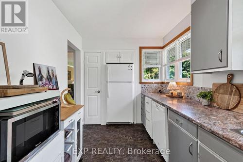 1304 Leonard Avenue, Cornwall, ON - Indoor Photo Showing Kitchen