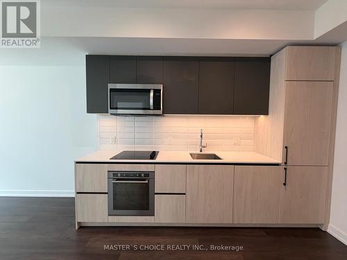 323 - 150 Logan Avenue, Toronto, ON - Indoor Photo Showing Kitchen