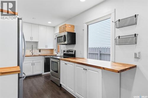 1519 C Avenue N, Saskatoon, SK - Indoor Photo Showing Kitchen