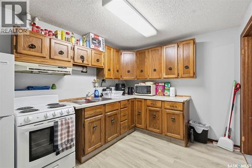 723 Lenore Drive, Saskatoon, SK - Indoor Photo Showing Kitchen With Double Sink