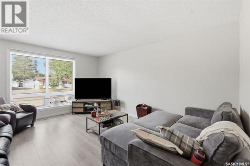 723 Lenore Drive, Saskatoon, SK - Indoor Photo Showing Living Room