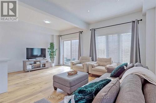 1 - 98 Shoreview Place, Hamilton, ON - Indoor Photo Showing Living Room