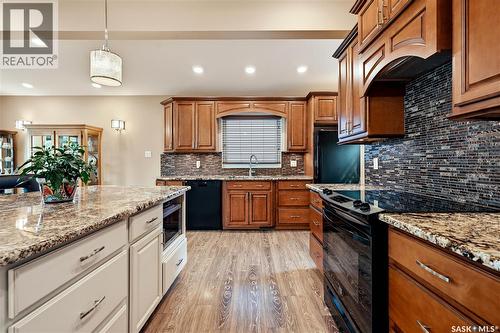 1710 Cameron Avenue, Saskatoon, SK - Indoor Photo Showing Kitchen With Upgraded Kitchen