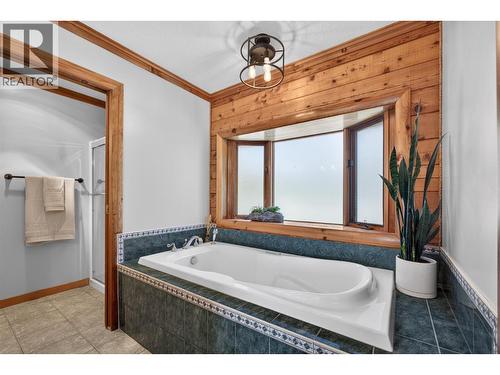 & a large bath tub - 7319 Trapper Court, Kelowna, BC - Indoor Photo Showing Bathroom