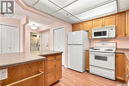 311 1622A Acadia Drive, Saskatoon, SK - Indoor Photo Showing Kitchen