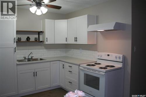 6 4505 Rae Street, Regina, SK - Indoor Photo Showing Kitchen With Double Sink