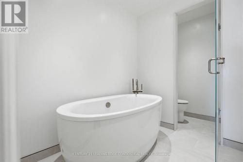 Main bath tub - 503 - 1 Strathgowan Avenue, Toronto, ON - Indoor Photo Showing Bathroom