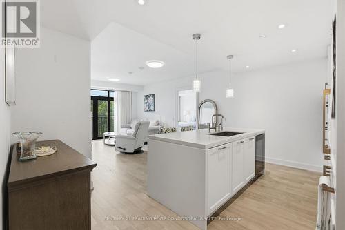 Kitchen island - 503 - 1 Strathgowan Avenue, Toronto, ON - Indoor Photo Showing Kitchen