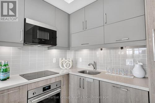 1011 - 292 Verdale Crossing, Markham, ON - Indoor Photo Showing Kitchen With Upgraded Kitchen